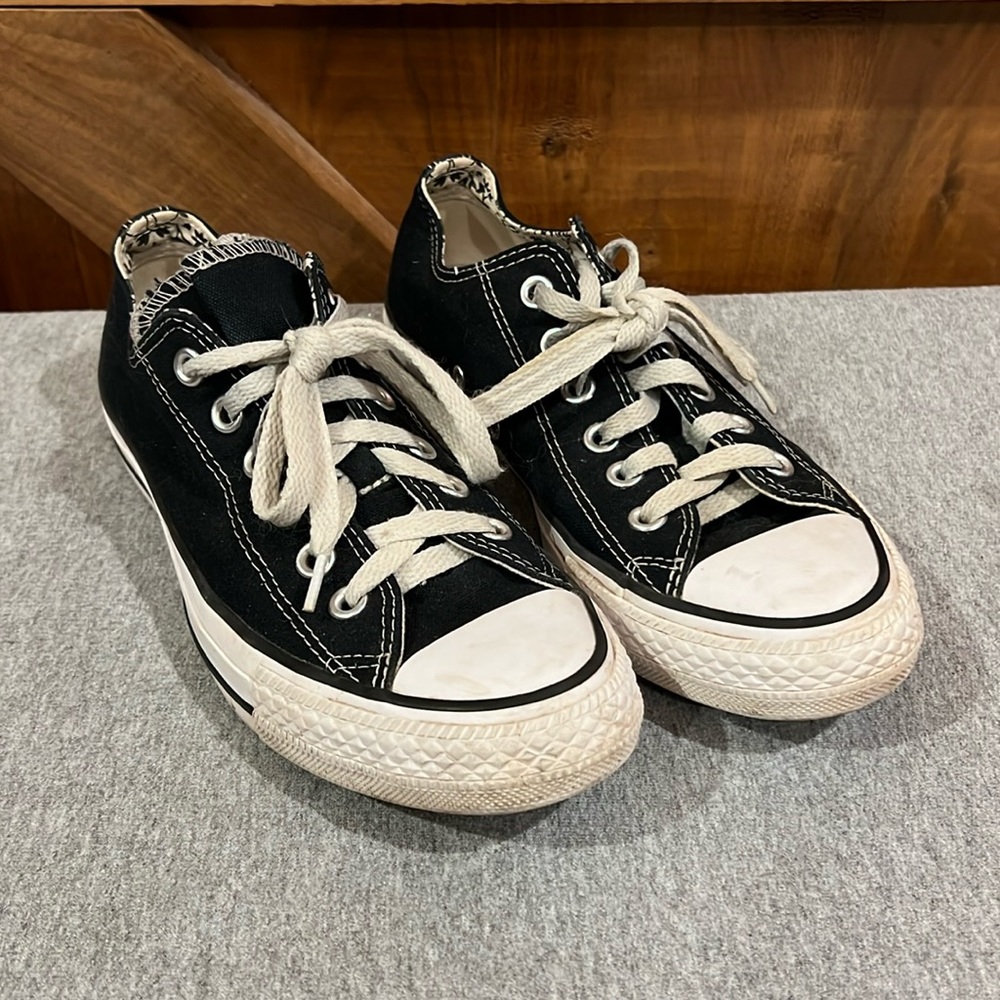 Black converse chucks size women’s 7